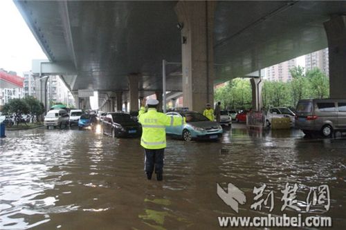 46处易渍水点提前值守，1/3交警警力随时待命。武汉昨日无长时间渍水路段, 你怎么看「长沙积水路段」 混合动力汽车